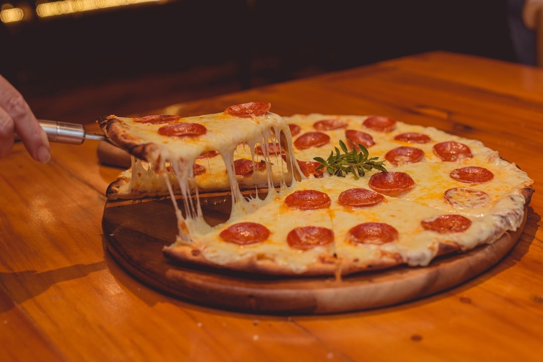 Pizza cetogênica com massa de frango e queijo (carnívora e sem glúten)